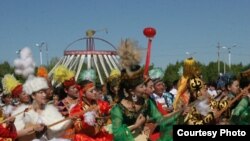 Сотни домбристов с китайском Синьцзяне исполняют кюй. 30 мая 2010 года.