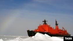 Ледокол "Россия" в пока еще Северном Ледовитом океане