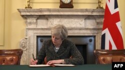 Тереза Мэй подписывает письмо руководству ЕС о начале процедуры Брекзита
