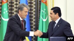 Türkmenistanyň prezidenti Gurbanguly Berdimuhamedow (sagda) we Ukrainanyň prezidenti Wiktor Ýuşenko Aşgabatda bolan gol çekişlik dabarasynda, 15-nji sentýabr, 2009 ý. 