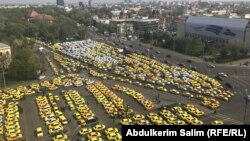 Taximetriștii tradiționali au protestat la Palatul Victoria în mai multe rânduri împotriva concurenței de la Uber și Bolt