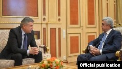 Armenia - Outgoing President Serzh Sarkisian and outgoing Prime Minister Karen Karapetian meet in Yerevan, 7 April 2018.