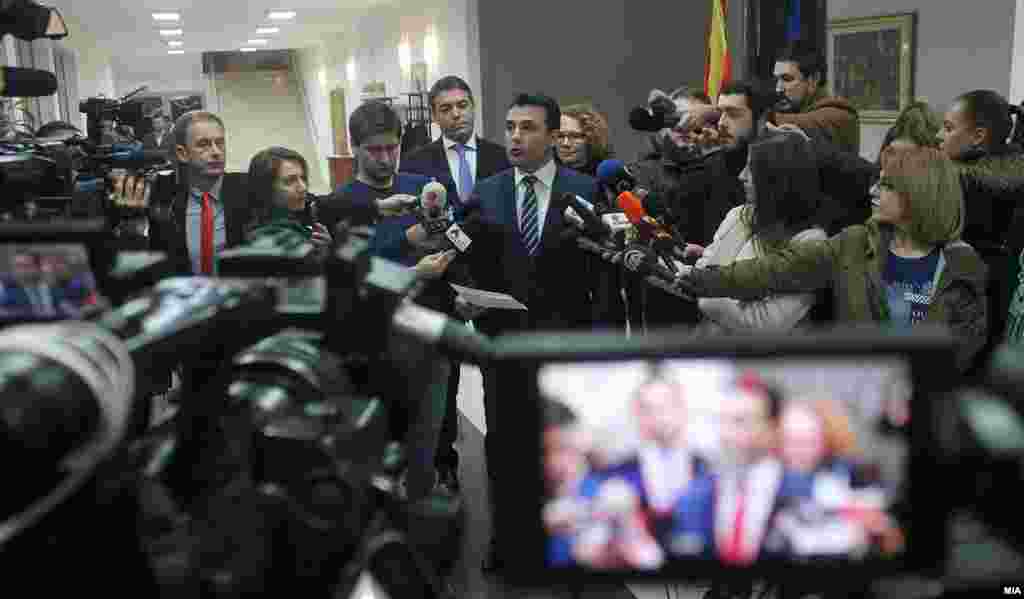 МАКЕДОНИЈА - На новинарско прашање дали лидерот на ВМРО-ДПМНЕ, Христијан Мицкоски, се согласил со референдумското прашање што го предлага Зоран Заев во замена за амнестија, премиерот одговори дека за промена на членовите 353 и други членови во Кривичниот законик тие не сакале да разговараат на лидерските средби и нема да разговараат се додека тие промени допираат во кој било случај на Специјалното јавно обвинителство. Според Заев, секое преговарање за тие членови од законот е преговарање за амнестија. Сепак, ако што рече Заев, Мицкоски на последниот ден од лидерската средба се откажал од барањата за амнестија.