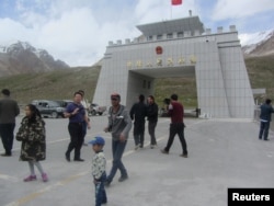 Туристы на границе Пакистана и Синьцзяна (Китай)