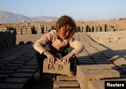 Egy afgán lány dolgozik egy téglagyárban Nangarhar tartományban