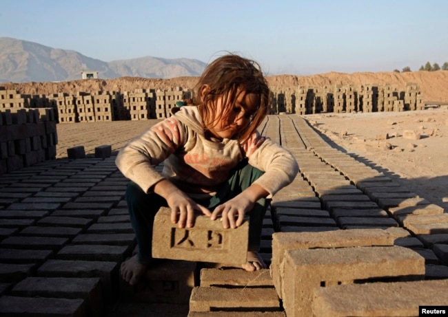 Një vajzë afgane duke punuar në një fabrikë tullash në provincën Nangarhar.