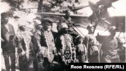 Эвенки фотографируются у гидросамолёта. С. Максимкин Яр на р. Кети. Конец 1930-х гг.
