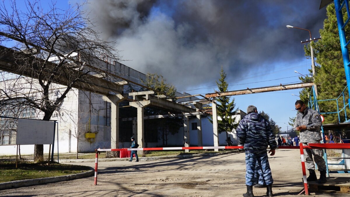 Облако дыма от горящего завода тянется к центру Симферополя (+фото, видео)