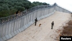 Патрола кај ѕидот на границата меѓу Турција и Сирија. 01.11.2016