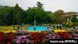 «Бал хризантем» в Никитском ботаническом саду, на заднем плане памятник богине Флоре. Ялта, поселок Никита. Архивное фото