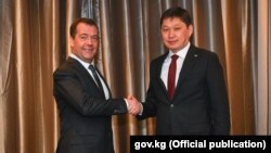Главы правительств России и Кыргызстана Дмитрий Медведев и Сапар Исаков. Алматы, 2 февраля 2018 года.