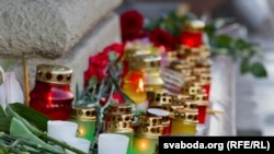 Цветы и свечи у входа на станцию метро «Октябрьская» в Минске