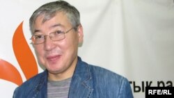 Берик Абдыгалиев, директор Президентского Фонда развития государственного языка, в Алматинском бюро радио Азаттык. 7 сентября 2007 года. 