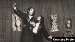 Lucian Ștefănescu (Dl Smith), Ioan Gyuri Pascu (Dl Martin) și Adelina Groșan, (Dna Martin), în „Englezește fără profesor” de Eugen Ionescu, regia Ion Vartic, Cluj, 1985