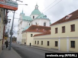 З вакна быў відзён стары катэдральны касьцёл