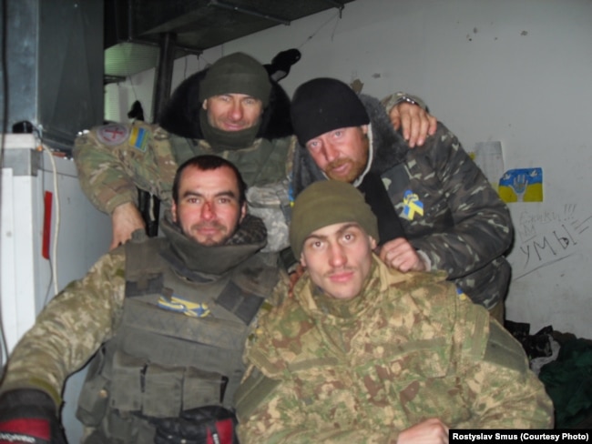 Капелан Олег Марінченко «Архітектор» (вгорі зліва), боєць «Бориспіль», боєць «Йожик», Іван Трунов