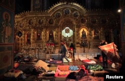 Үкіметке қарсы шерулер кезінде Киев патриархатының Әулие Михаил монастыры уақытша емханаға айналды. 19 ақпан 2014 жыл.