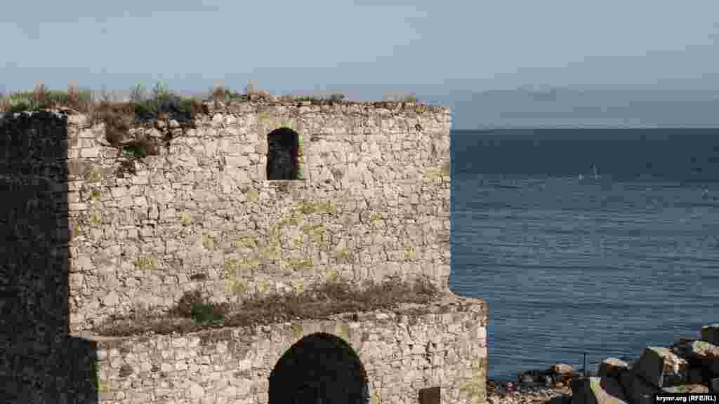 Докова вежа служила морськими воротами Генуезької фортеці