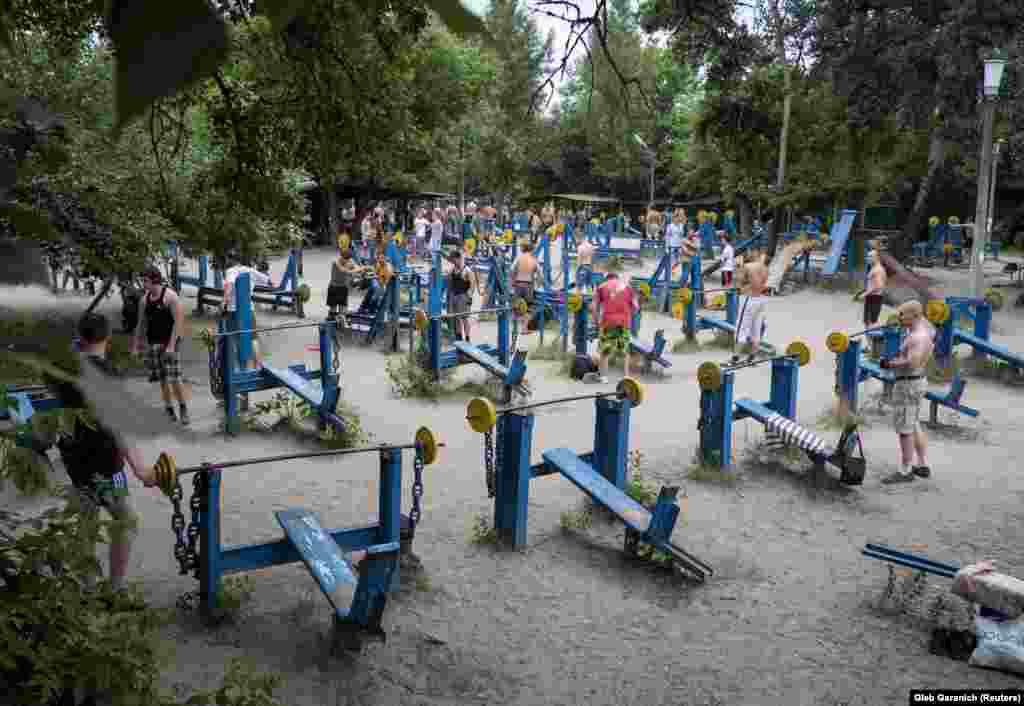 Teretana na otvorenom &quot;Kačalka&quot; u Kijevu ima oko 200 improviziranih mašina, raspoređenih između drveća otoka Venetsianski koje leži na rijeci Dnjepar.
