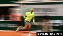 Tenisti Rafael Nadal gjatë një ndeshjeje në French Open më 2019. 