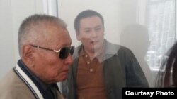 Журналист Жанболат Мамай (справа) в суде перед началом слушаний. Алматы, 31 марта 2017 года.