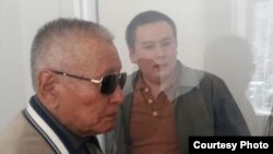 Журналист әрі азаматтық белсенді Жанболат Мамай (оң жақта) сот залында тұр. Алматы, 31 наурыз 2017 жыл.