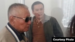 Подсудимый Жанболат Мамай и его отец Мамай Беккожиев (слева). Алматы, 31 марта 2017 года.