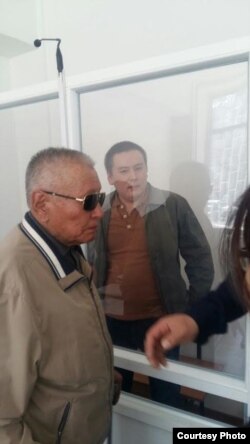 Журналист и гражданский активист Жанболат Мамай (справа) в суде, рядом его отец Мамай Бекхожиев. Алматы, 31 марта 2017 года.