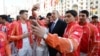 Азербайджанские спортсмены фотографируются на селфи с президентом страны Ильхамом Алиевым. 