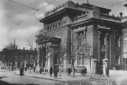Стара фотографія Одеської наукової бібліотеки, будівлю якої спроєктував нащадок українських козаків Нештурхів. Федір Нестурх (Нештурха) у 1902–1920 роках був головним архітектором Одеси