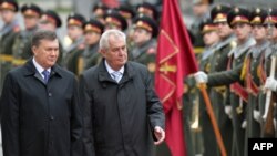 Віктор Янукович (л) і Мілош Земан під час візиту президента Чехії до Києва, 21 жовтня 2013 року