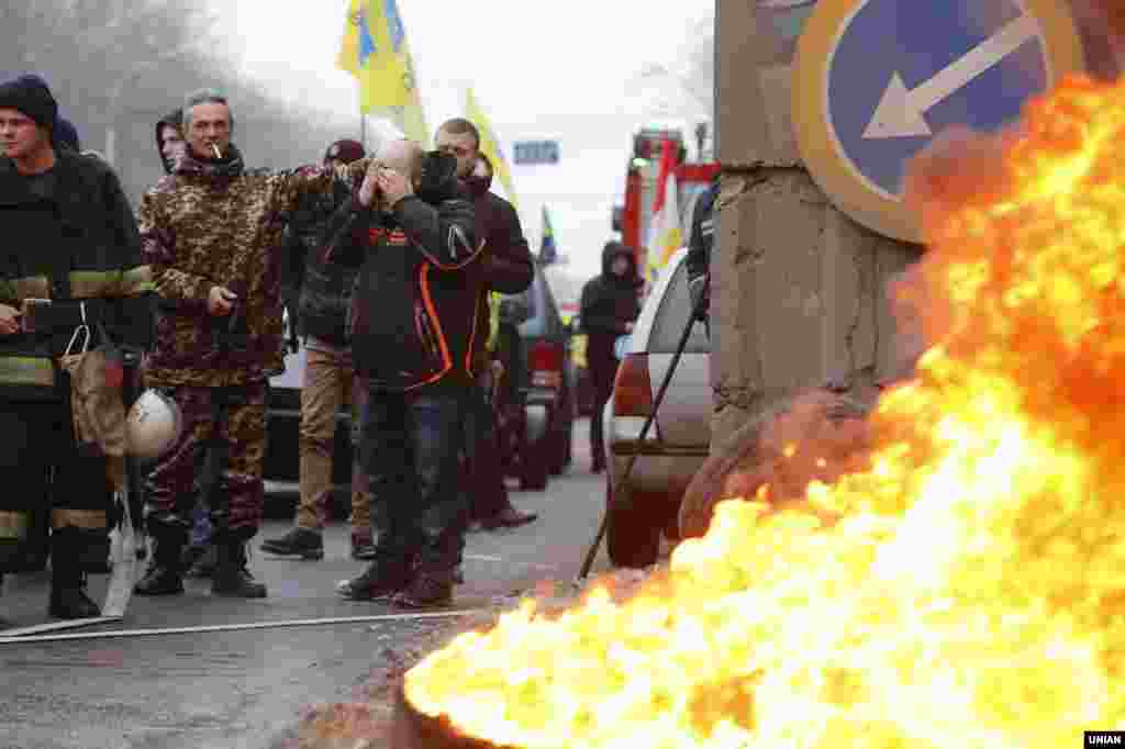 На деяких пунктах мітингувальники підпалили на узбіччях шини і розклали вогнище