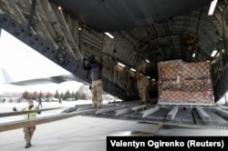 Чергова партія військової допомоги Україні прибула у Київ із Великої Британії. Київ, аеропорт. 9 лютого 2022 року