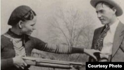 1930 жылдары АҚШ-та банк тонап, шабуыл жасап, көп адамды өлтірген қарақшылар Бонни Паркер (сол жақта) мен Клайд Бэрроу.
