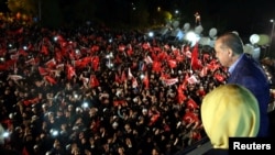 Президент Туреччини Реджеп Тайїп Ердоган виступає перед своїми прихильниками. Стамбул, 16 квітня 2017 року