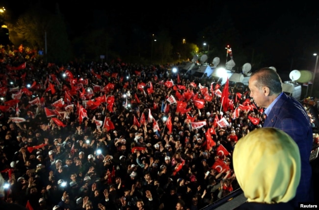 Qoldauşıları aldına şıqqan Erdoğan. Türkiya, Stambul, 16 säuir 2017 jıl.