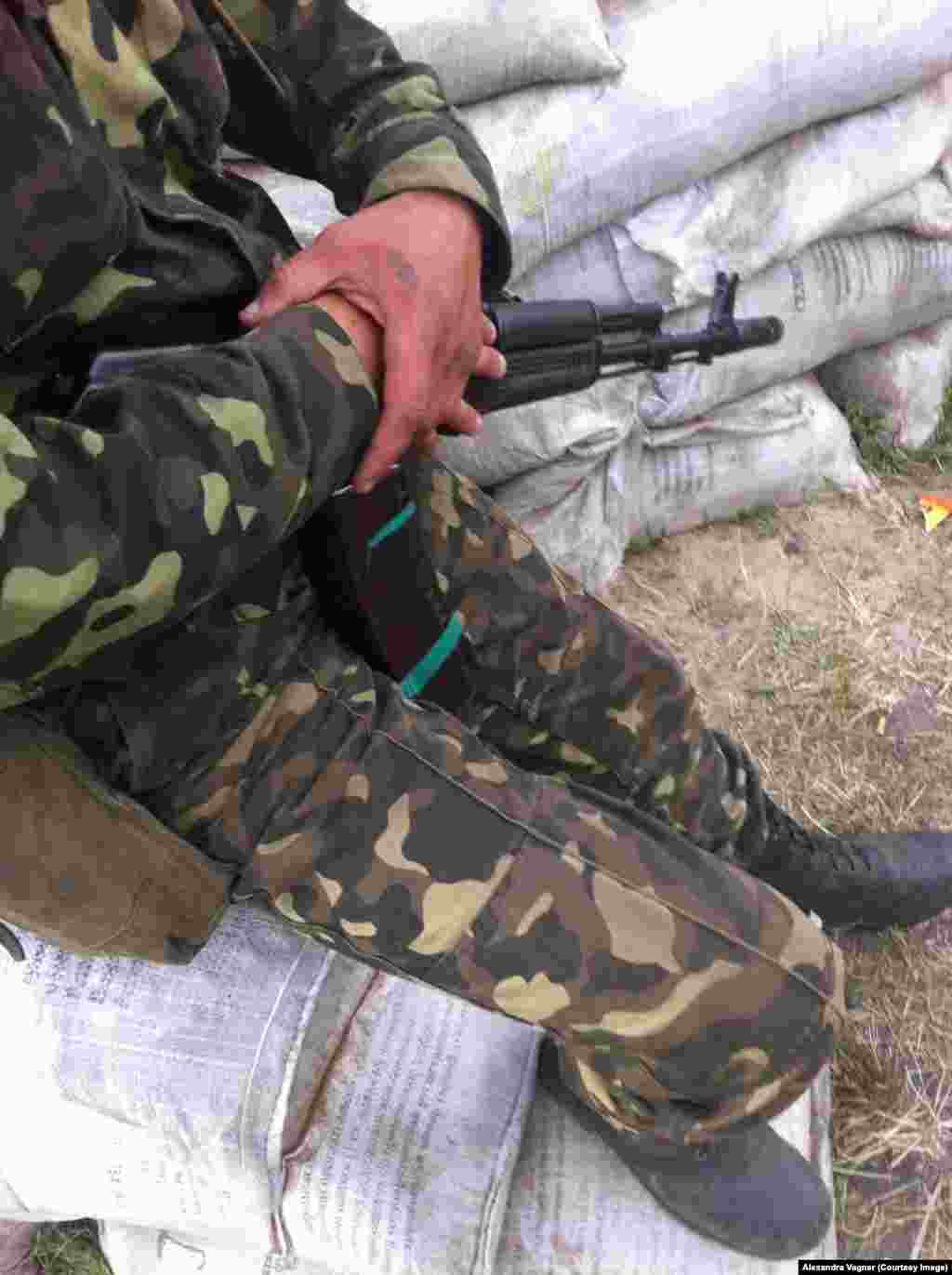 Украинский военный на блокпосте в Александровке, Донецкая область. Лицо он просил не фотографировать