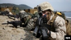 Pușcași marini sud-coreeni și americani la un exercițiu militar comun, Pohang, Coreea de sud, imagine de arhivă