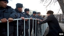 Сторонник Омурбека Текебаева на попытке митинга протеста против его задержания. Бишкек, 27 февраля 2017 года