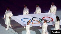Valeri Gergiev purtînd steagul olimpic la Soci