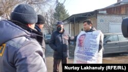 Қытай консулдығы алдында пикет жасап тұрған Байболат Күнболатұлы. Алматы, 7 ақпан 2020 жыл.