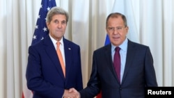 John Kerry və Sergei Lavrov 