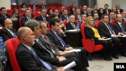 Министерот Никола Поповски на редовен работен состанок со македонските амбасадори и конзули во декември 2013.