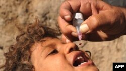 Вакцинация афганских детей от полиомиелита. 6 октября 2013 года.