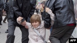 Полиция задерживает Анастасию Рыбаченко на оппозиционной акции 27 сентября 2011 года