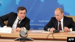 Володимир Путін (праворуч) і Владислав Сурков (архівне фото)