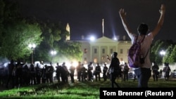 Голям брой протестиращи се събраха пред Белия дом, който беше обграден от полиция и представители на Сикрет сървис