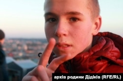 Данило Дідік (27 квітня 1999 року - 23 лютого 2015 року) П’ятнадцятирічний учасник акції до річниці перемоги Революції гідності, який загинув внаслідок теракту