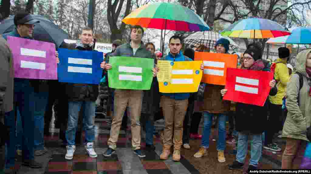 Паралельно з мітингом за ухвалення «безвізового пакету» проходив мітинг ЛГБТ-спільноти з вимогою законодавчо захистити сексуальні меншини в Україні