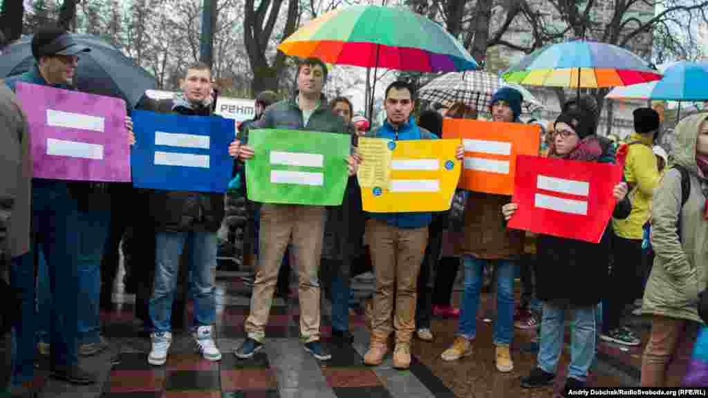 Паралельно з мітингом за ухвалення&nbsp;&laquo;безвізового пакету&raquo; проходив мітинг ЛГБТ-спільноти з вимогою&nbsp;​законодавчо захистити сексуальні меншини в Україні